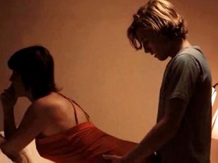 36-летняя домохозяйка соблазнила 18-летнего юношу на секс