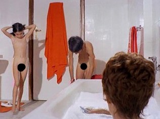 Мама купается с детьми в ванной: интимные моменты