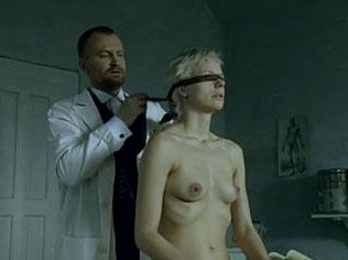 Доктор, который лечит душевнобольных пациенток нестандартными методами