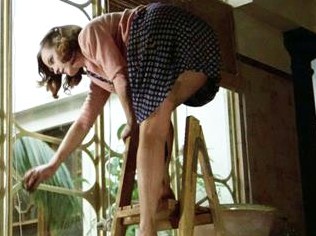 Домработница соблазняет отца и его сыновей