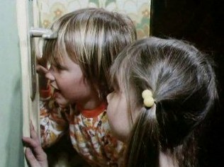 Дети подсматривают за интимной сценой родителей