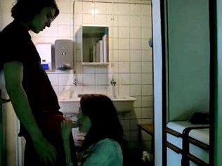 Девушка страстно пытается возбудить парня