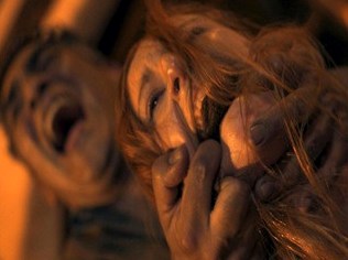 Отец и сын жестоко нападают на четырех подруг в деревне
