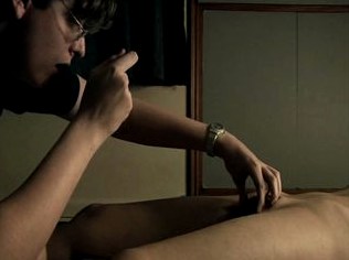 Школьник снимает интимные фото спящей женщины и мастурбирует