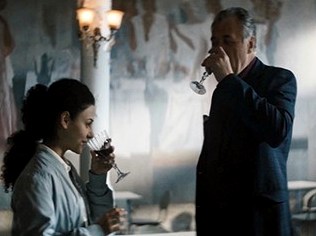 Старик подмешивает наркотики девушкам и использует их сексуально