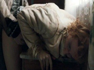 Старик удерживает проститутку в лесной хижине и издевается над ней весь день