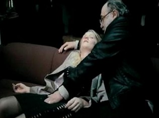 Старый развратник воспользовался беспомощностью девушки