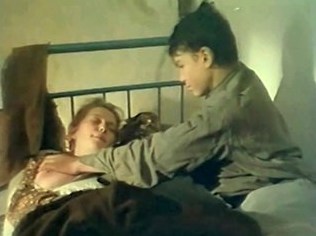 Сын ласкает и целует обнаженную грудь спящей матери