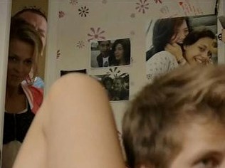 Родители подсматривают, как парень ласкает дочку