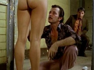 Принуждение к раздеванию: сигара и интимные игры