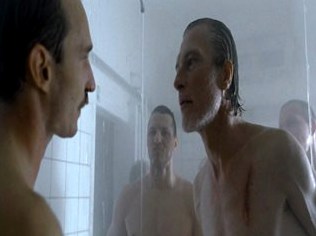 Тюремные зеки жестоко избивают и насилуют новичка