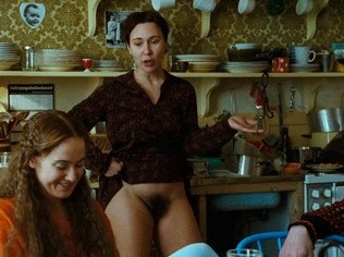 Женщина ходит без нижнего белья на кухне перед всей семьей